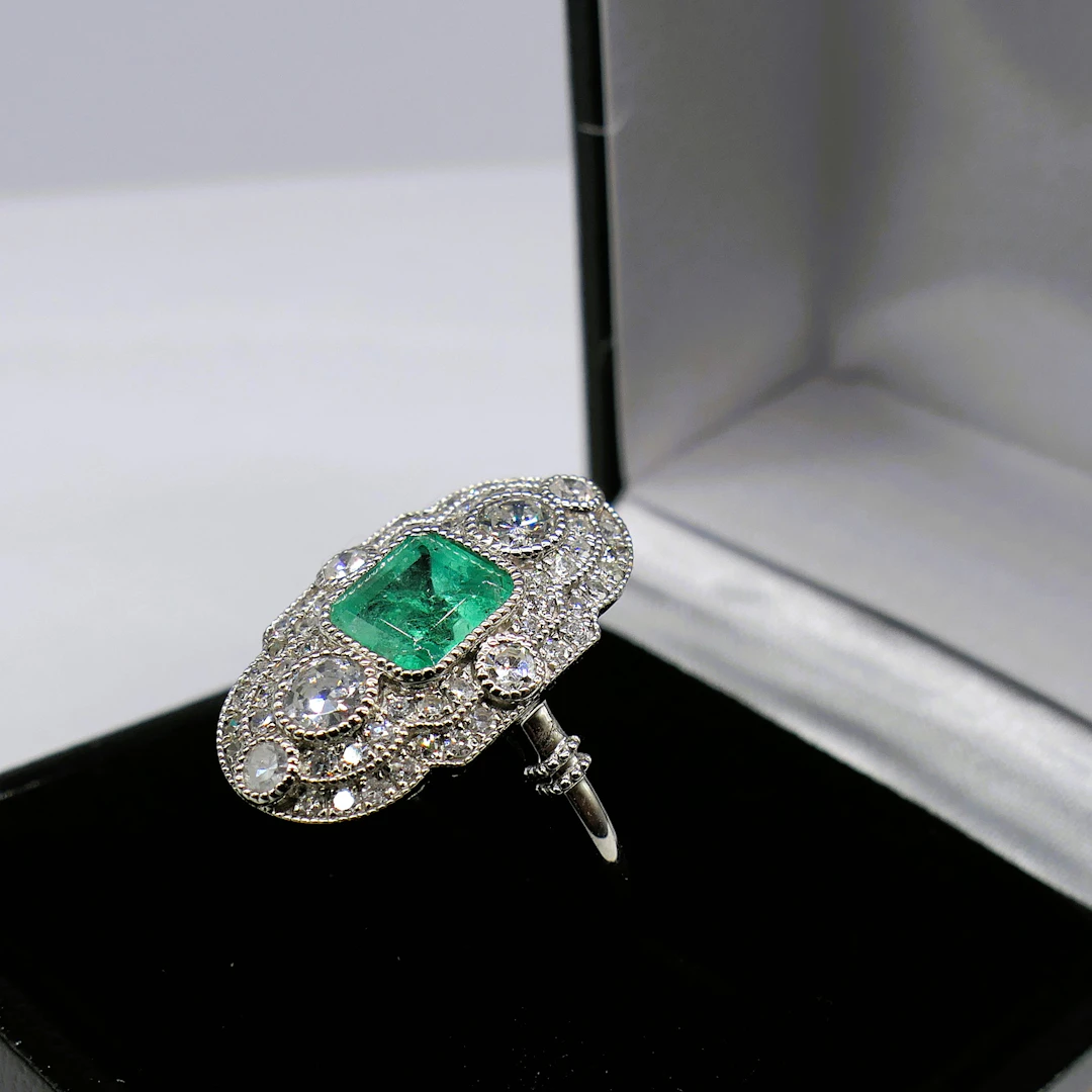 PLATINUM ART DECO STYLE PANEL RING.