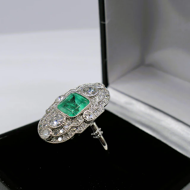 PLATINUM ART DECO STYLE PANEL RING.