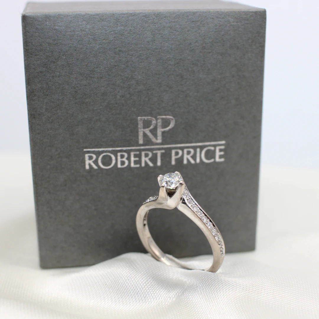 18K DIAMOND SOLITAIRE RING.