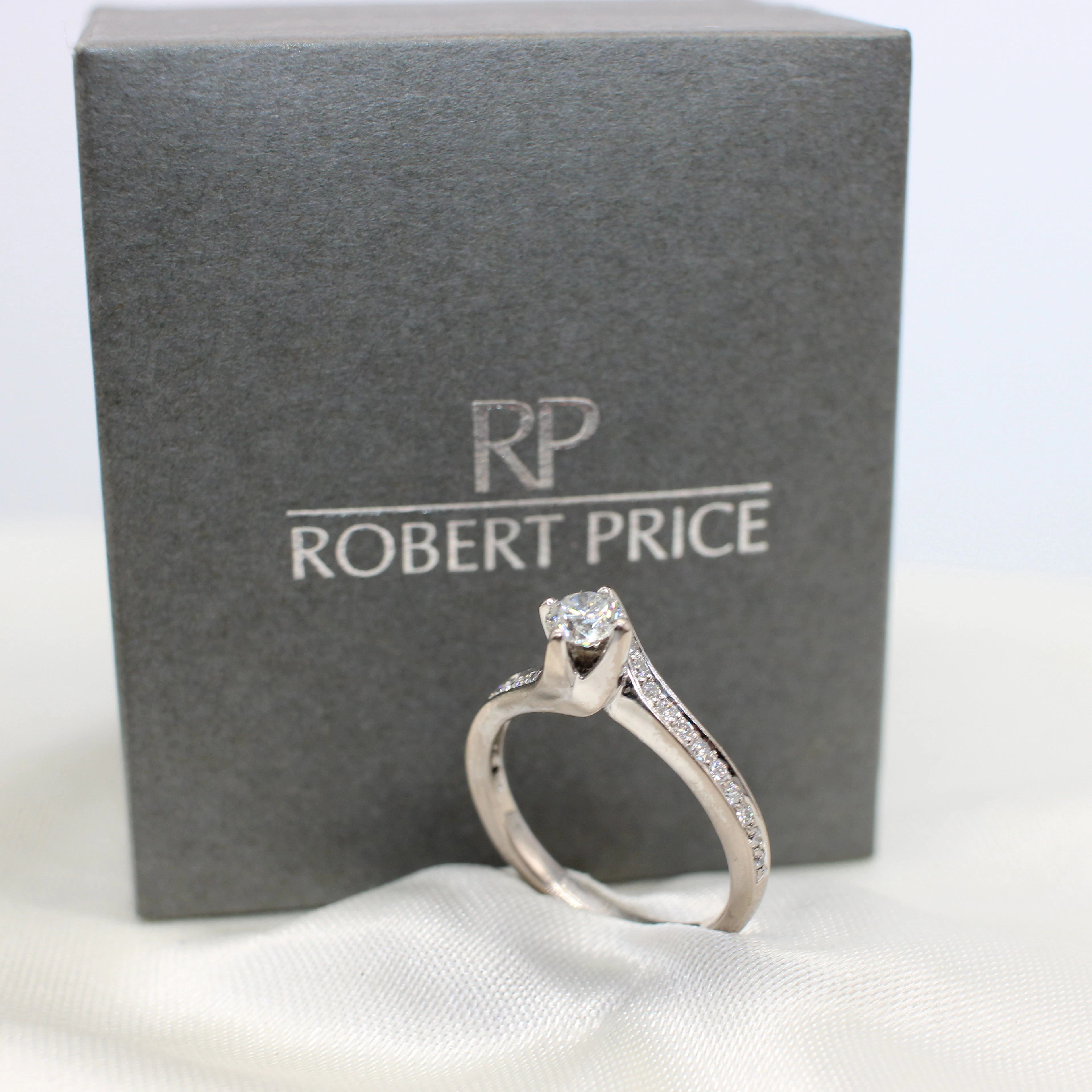 18K DIAMOND SOLITAIRE RING.