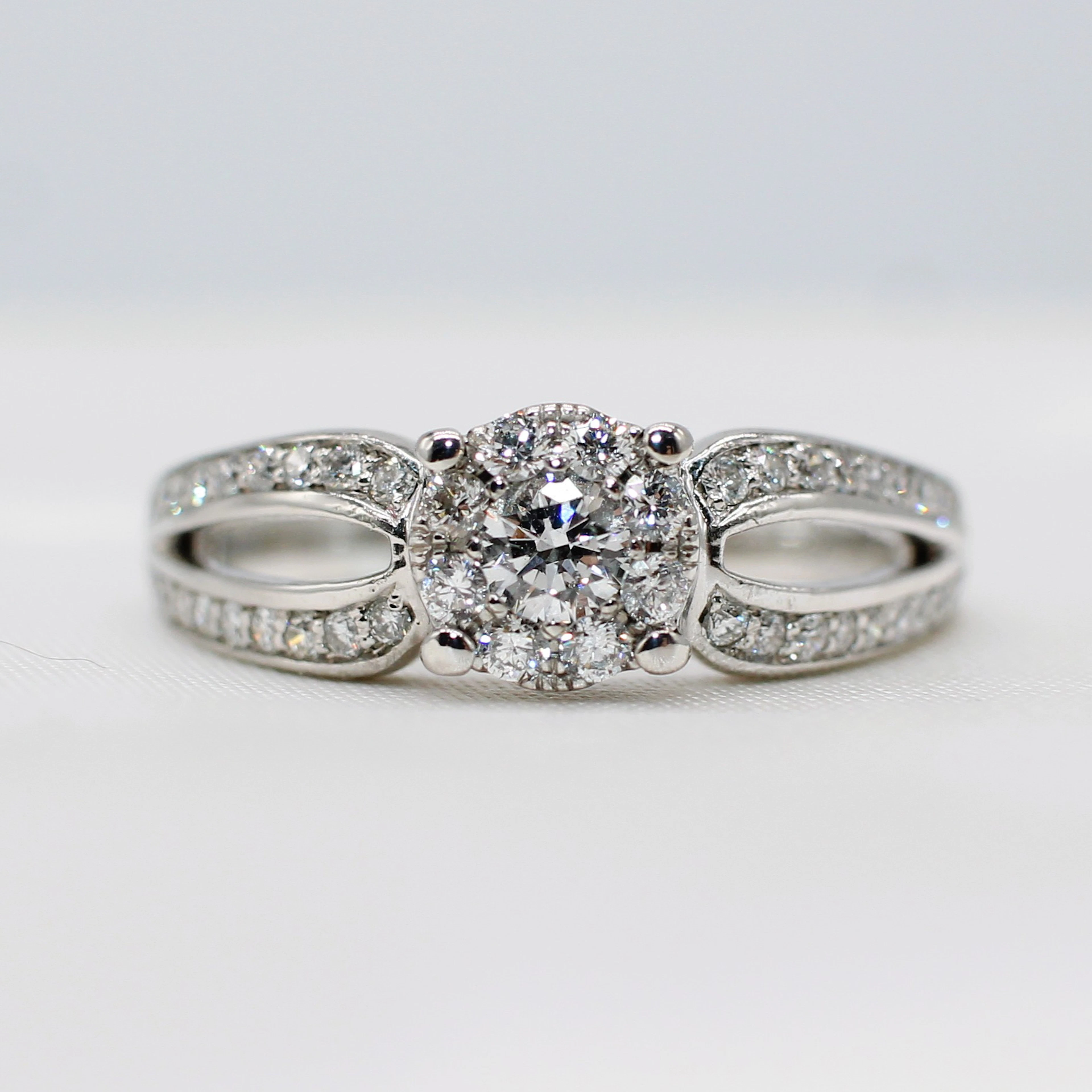 WHITE GOLD DIAMOND CLUSTER RING.