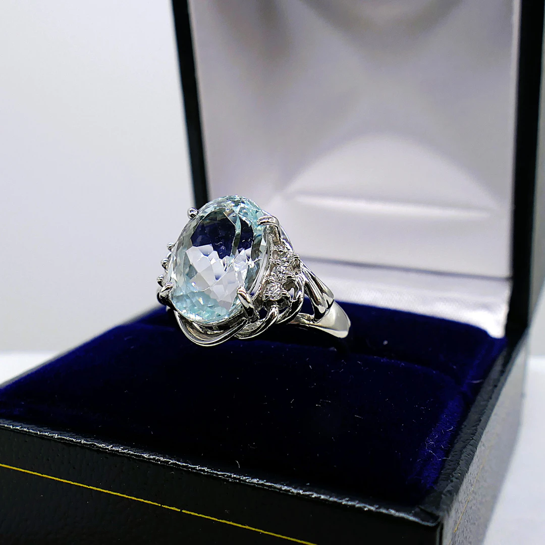PLATINUM OVAL AQUAMARINE COCKTAIL RING.