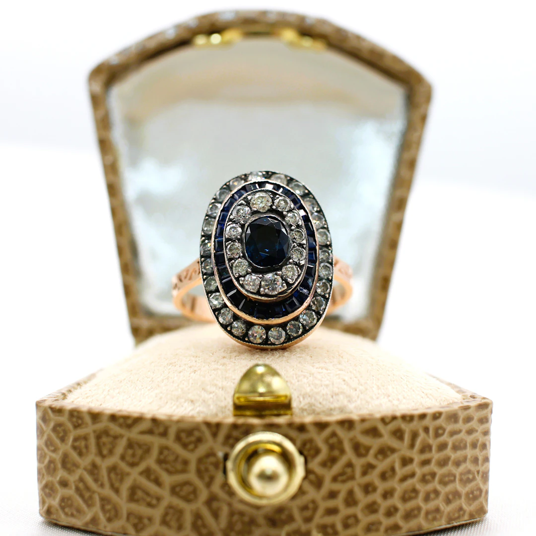 DIAMOND & SAPPHIRE RING.