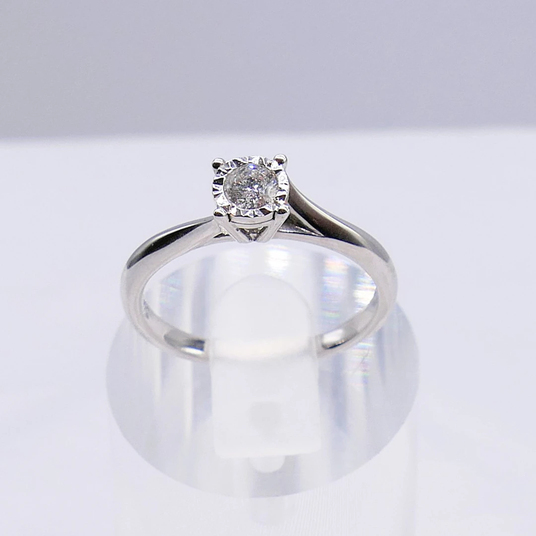 WHITE GOLD DIAMOND SOLITAIRE RING.