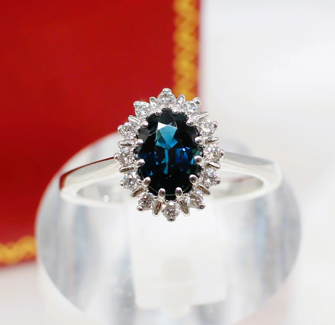 SAPPHIRE AND DIAMOND 18K WHITE GOLD RING.