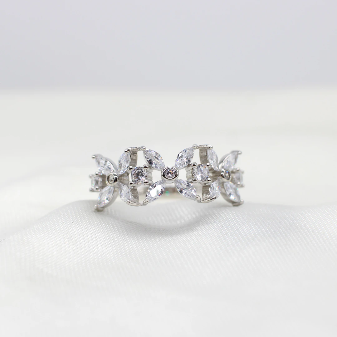 SILVER FLORAL STYLE RING.