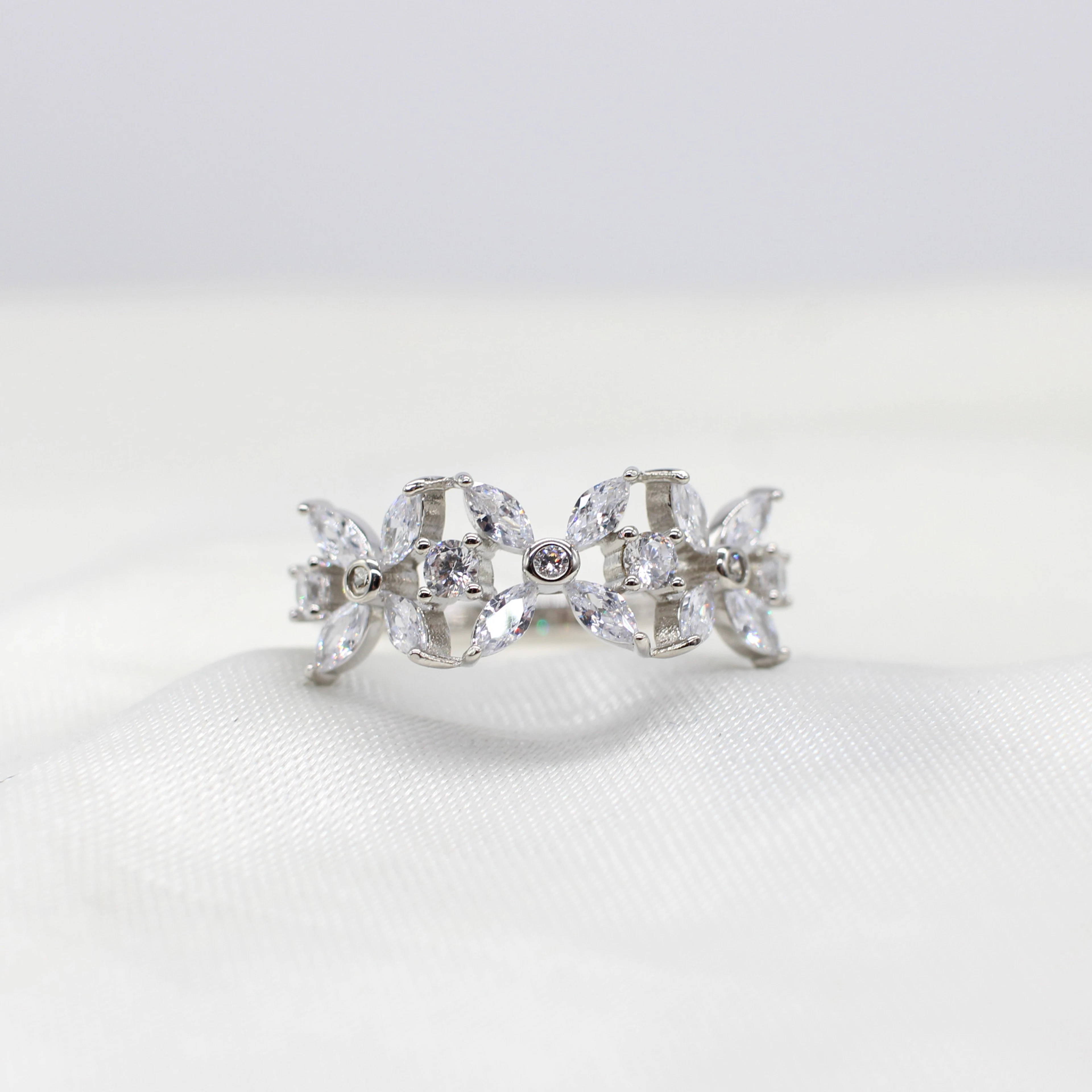 SILVER FLORAL STYLE RING.