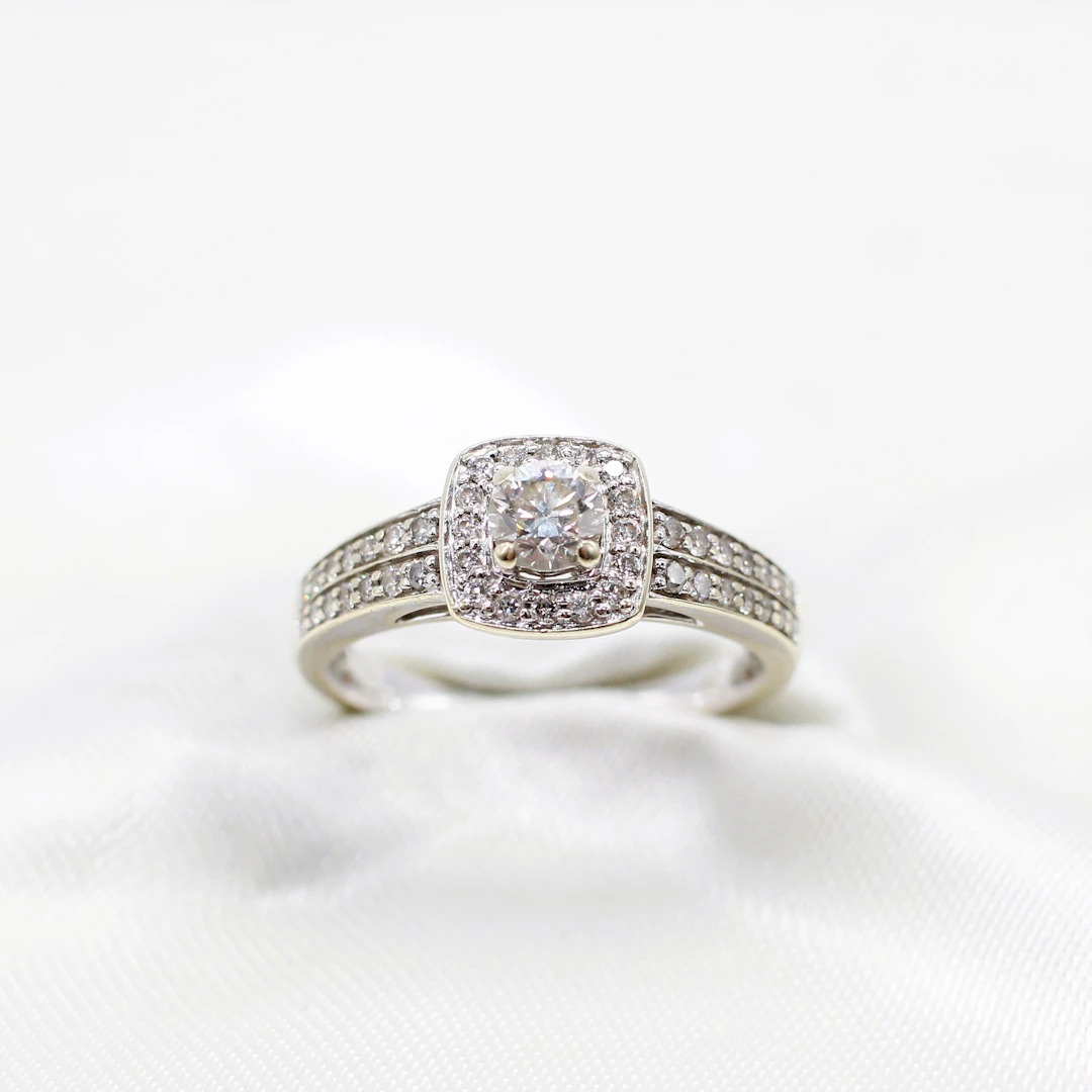 0.65CT DIAMOND CLUSTER RING.