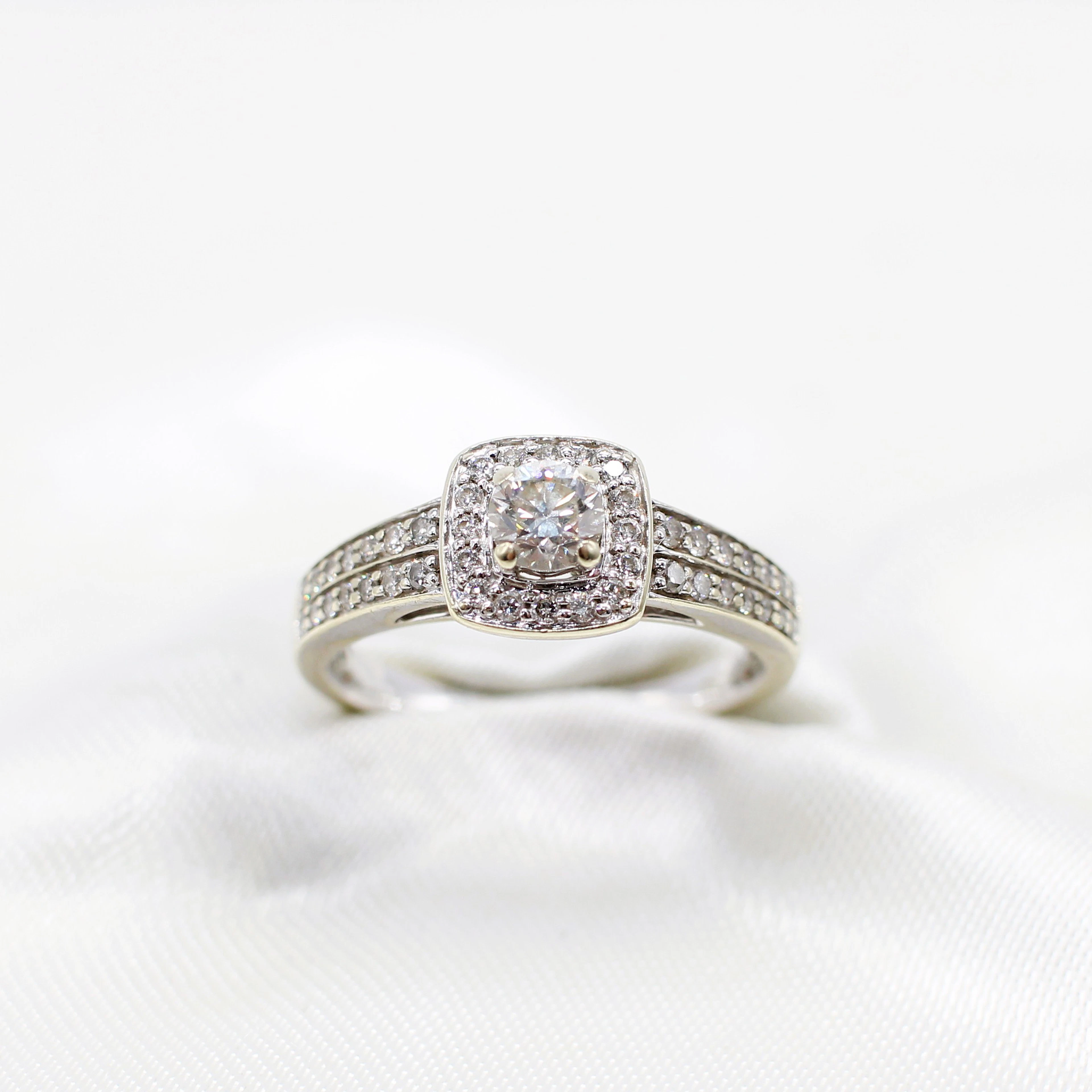0.65CT DIAMOND CLUSTER RING.