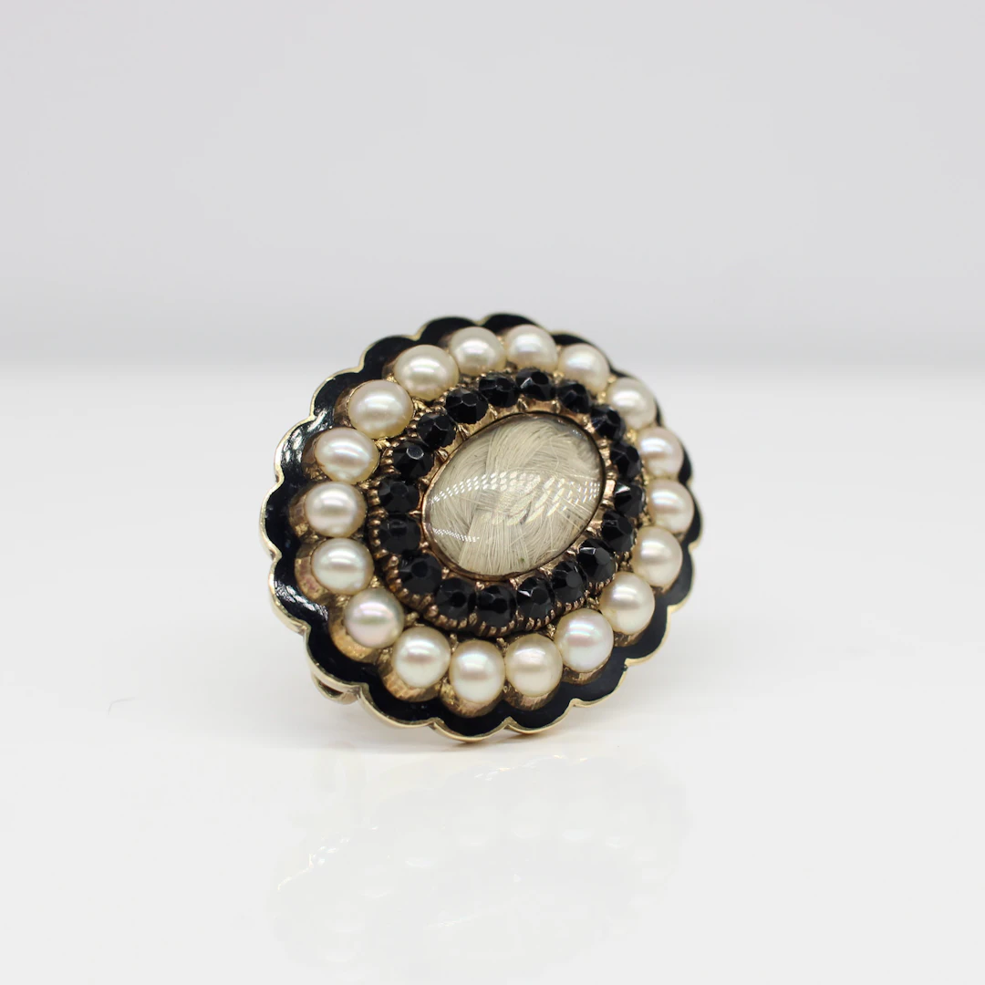GEORGIAN MOURNING BROOCH.