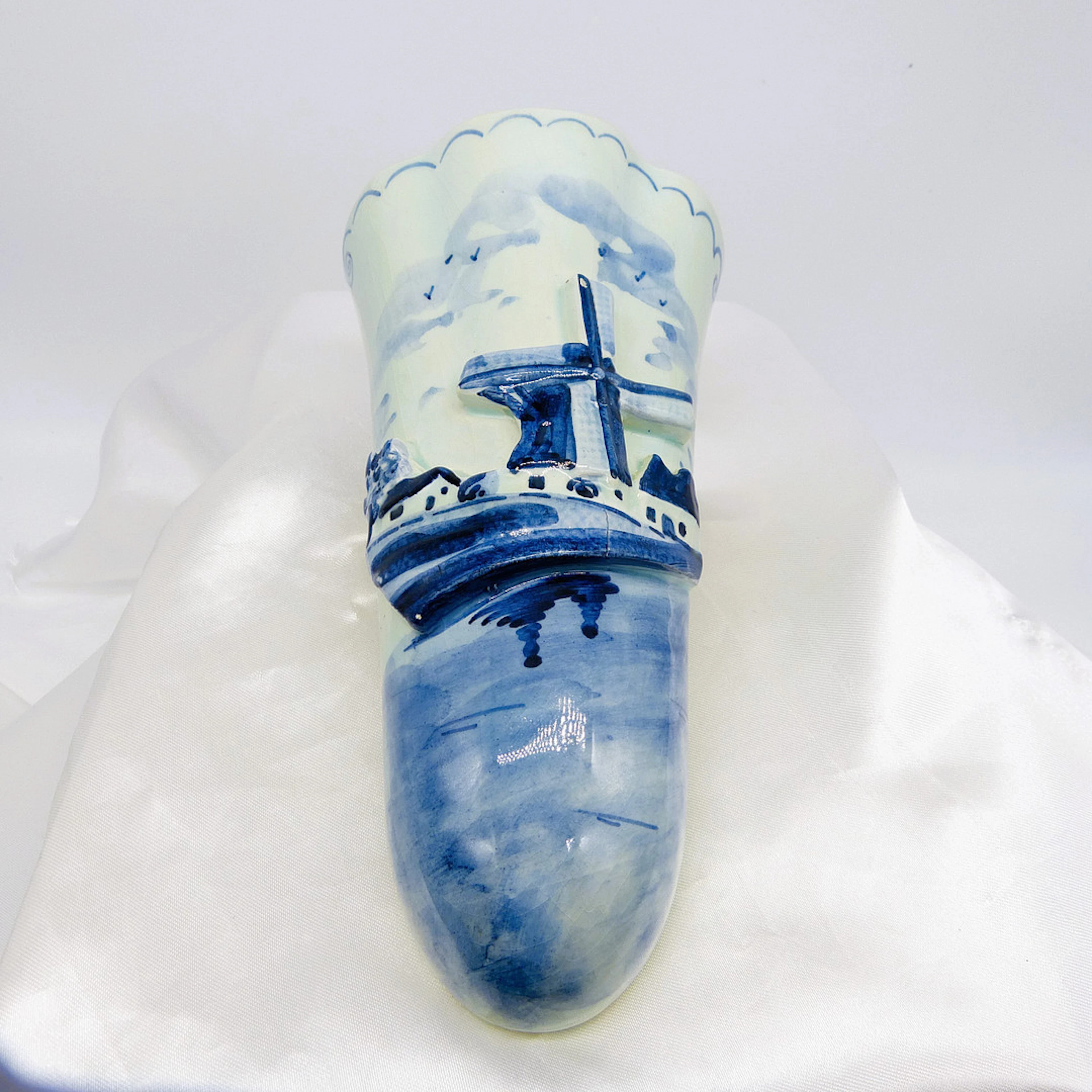 DELFT WALL MOUNTED FLOWER HOLDER.