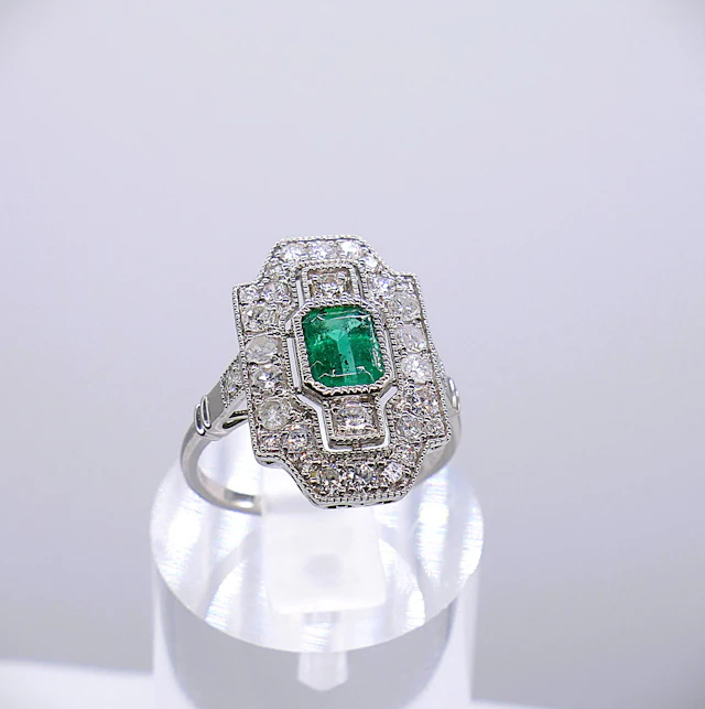 PLATINUM ART DECO STYLE PANEL RING.