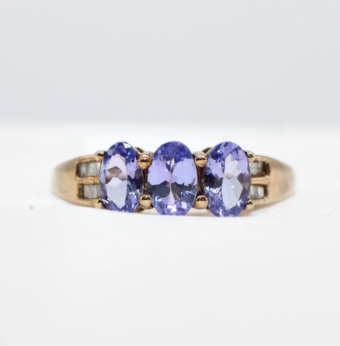 TANZANITE & DIAMOND RING.