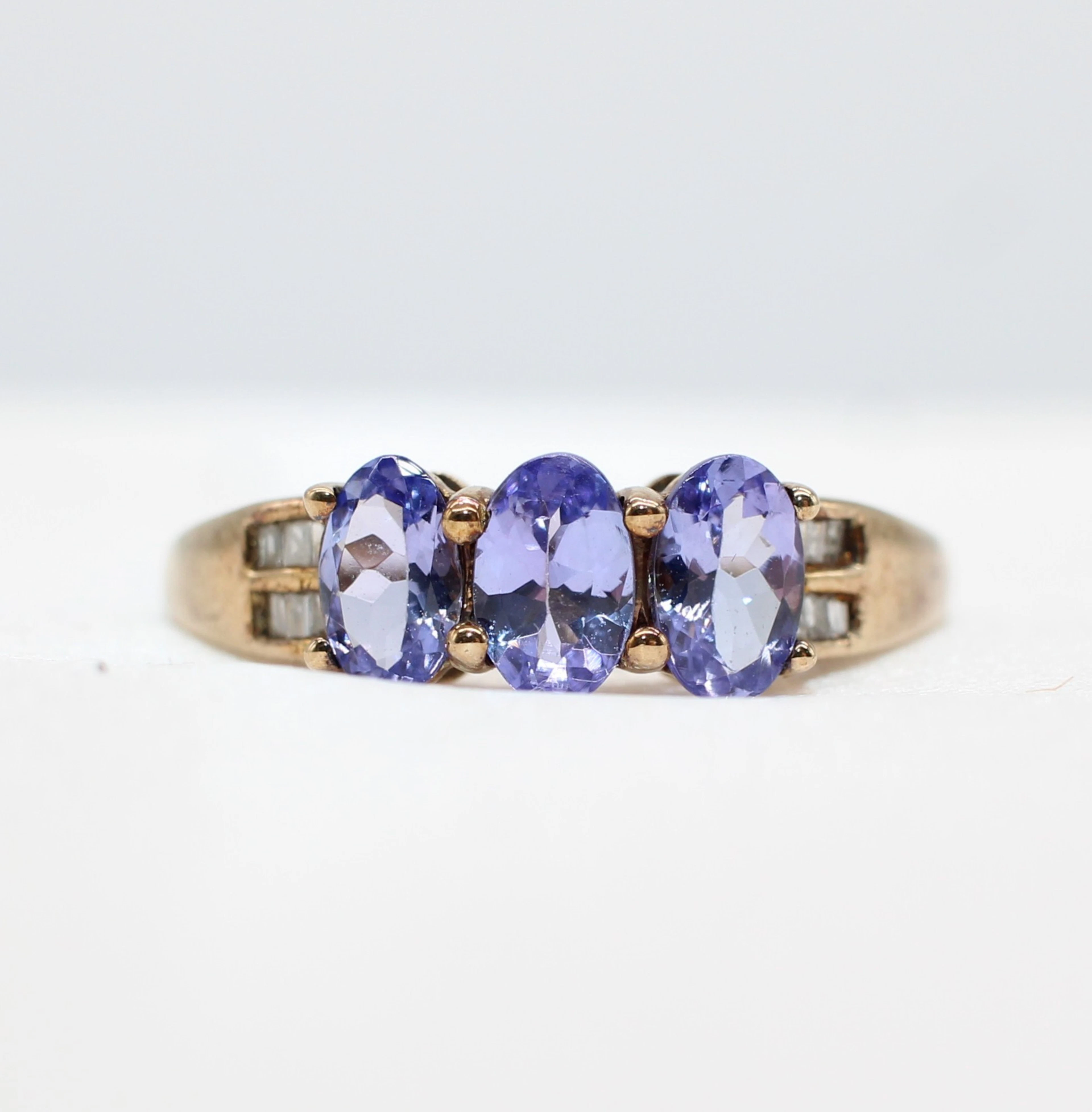 TANZANITE & DIAMOND RING.