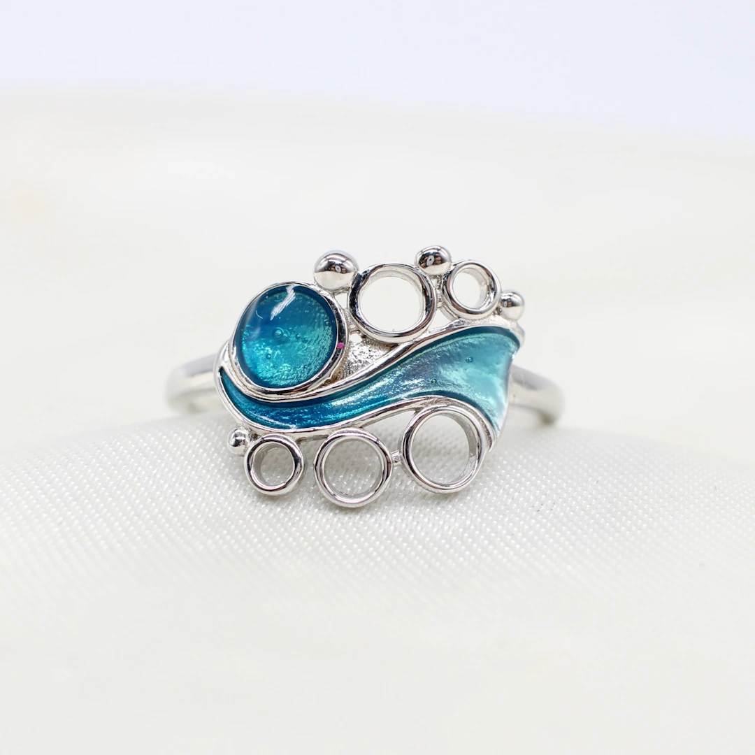 SILVER & PLIQUE A JOUR STYLE RING.