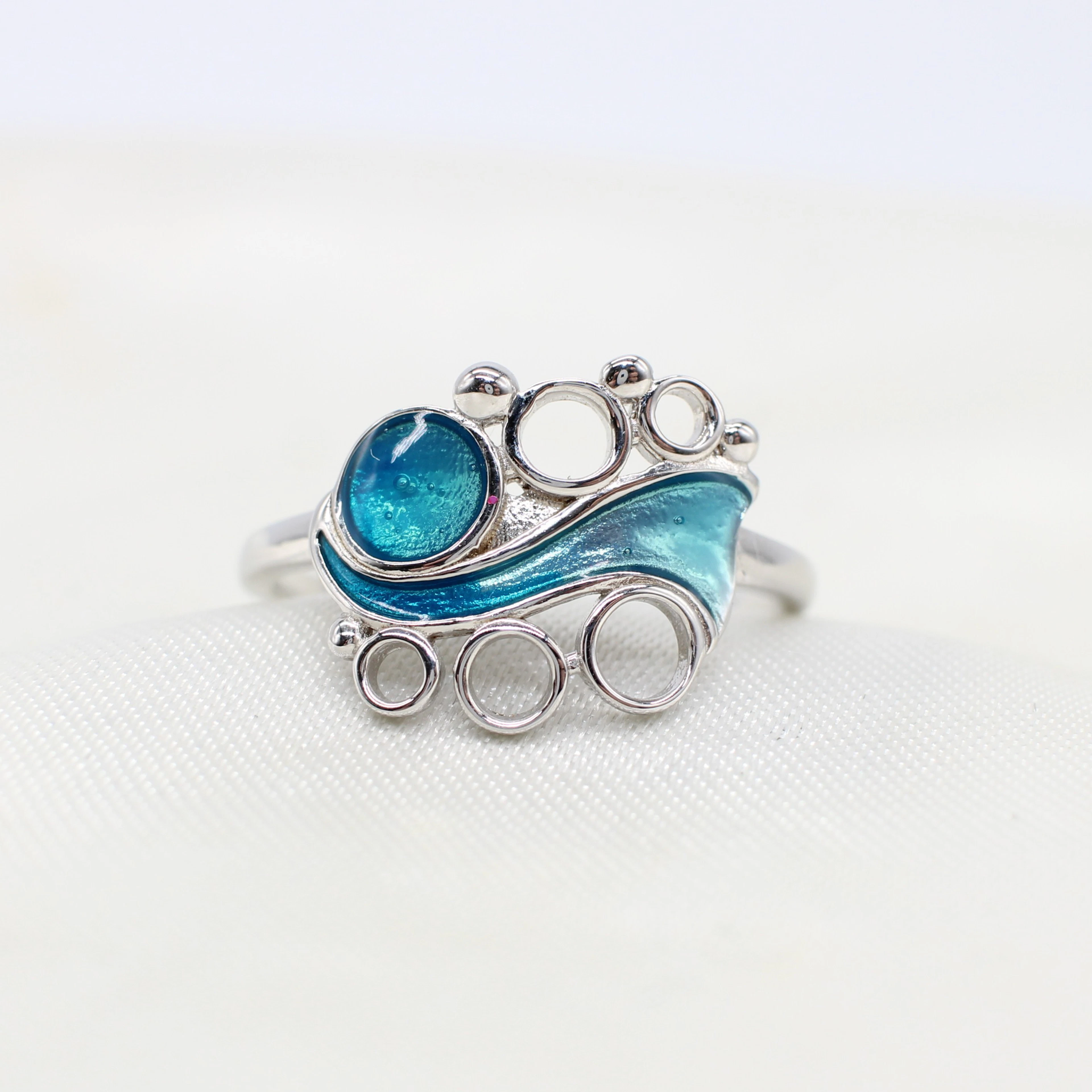 SILVER & PLIQUE A JOUR STYLE RING.