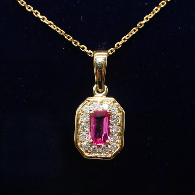 PINK SAPPHIRE & DIAMOND CLUSTER NECKLACE.