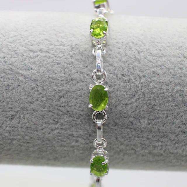 PERIDOT SET SILVER BRACELET.