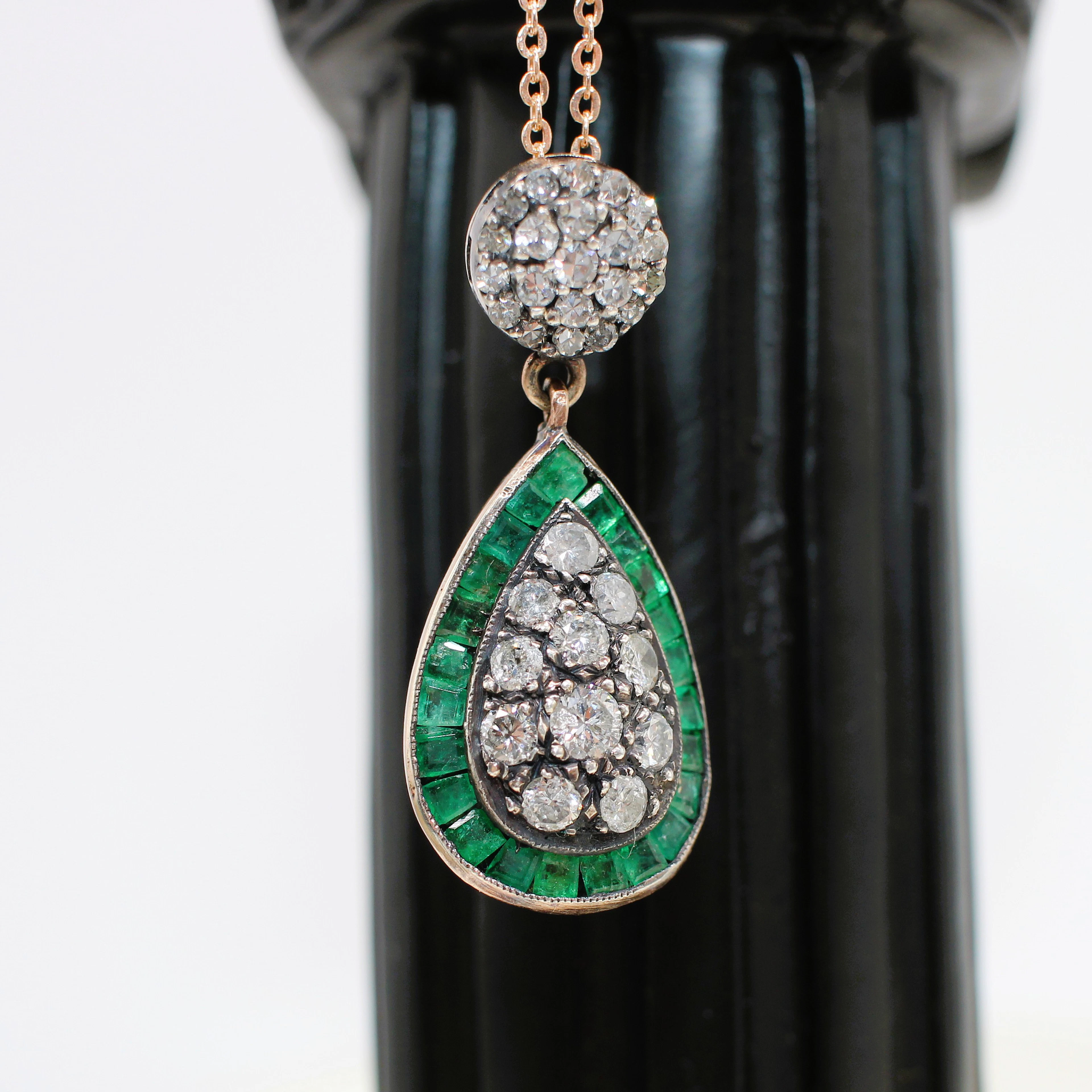 EMERALD & DIAMOND PENDANT NECKLACE.
