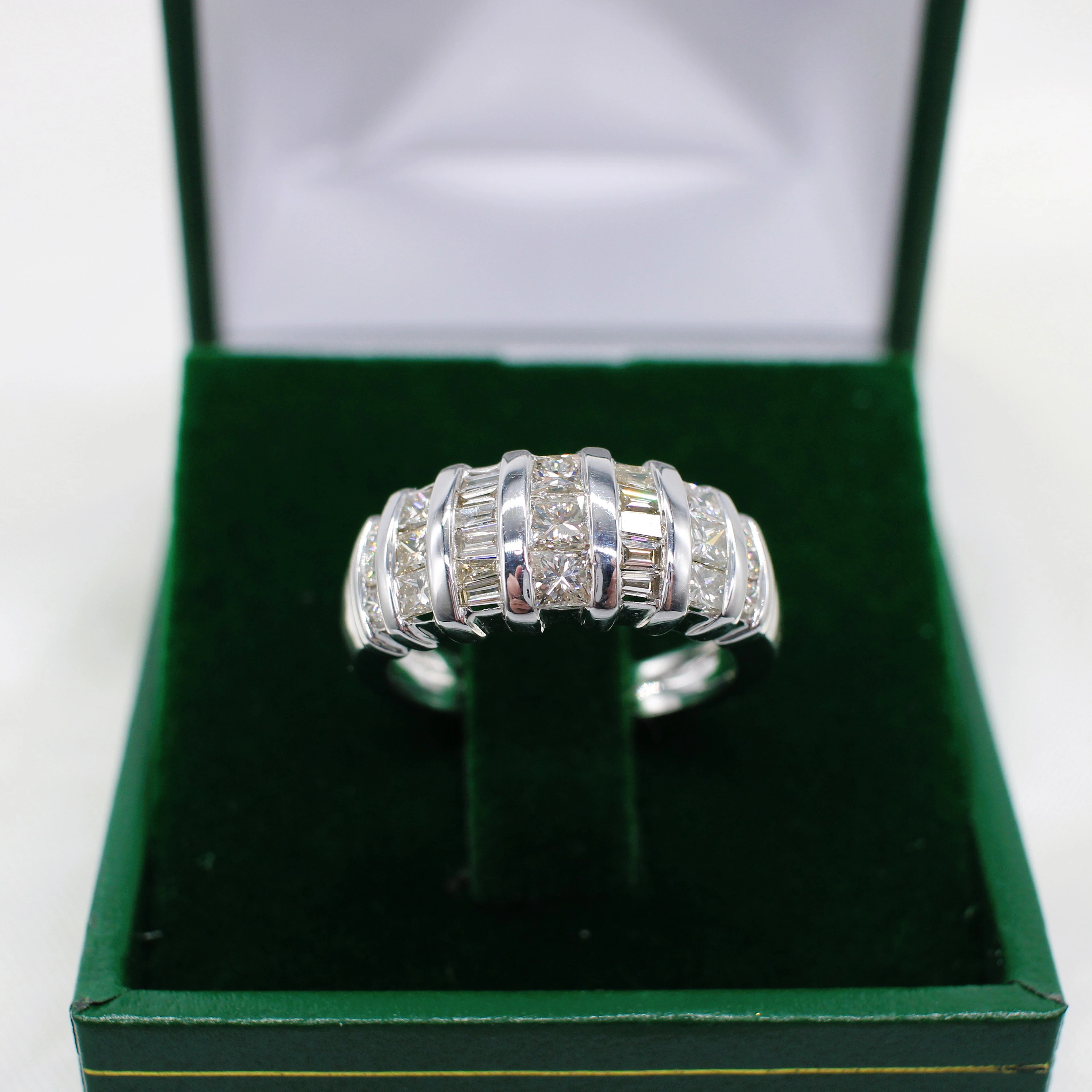1.10CT DIAMOND DRESS RING.