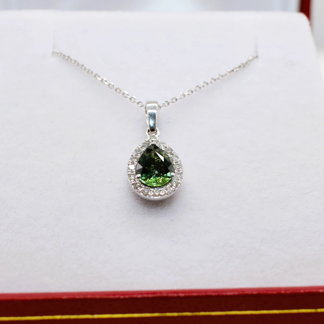 GREEN SAPPHIRE & DIAMOND NECKLACE.