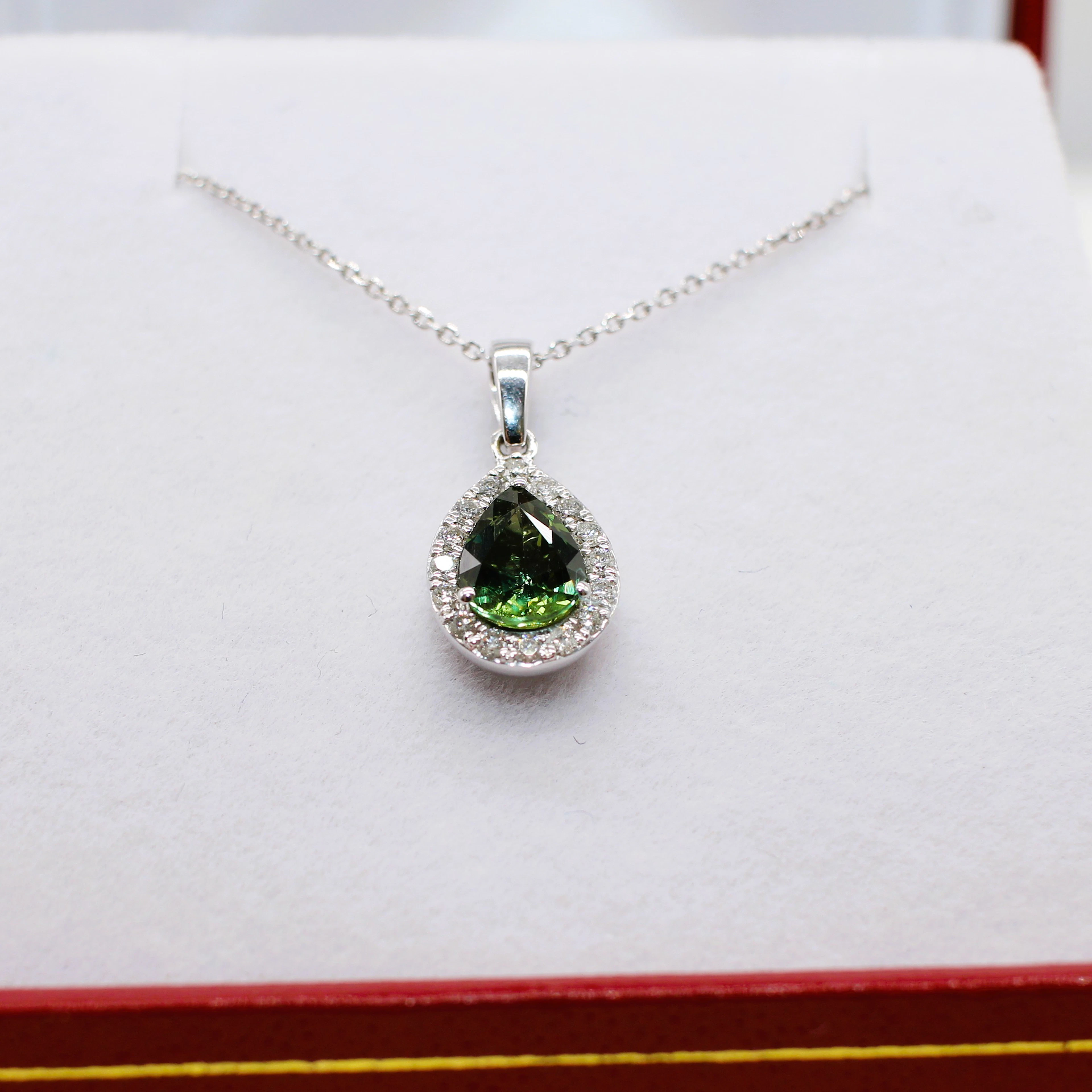 GREEN SAPPHIRE & DIAMOND NECKLACE.