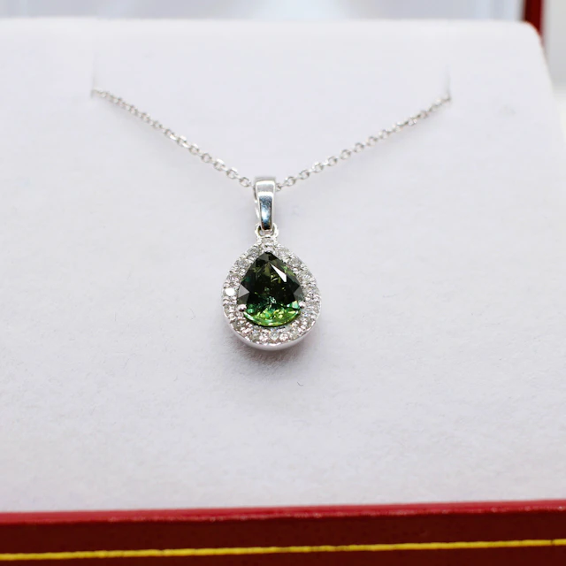 GREEN SAPPHIRE & DIAMOND NECKLACE.