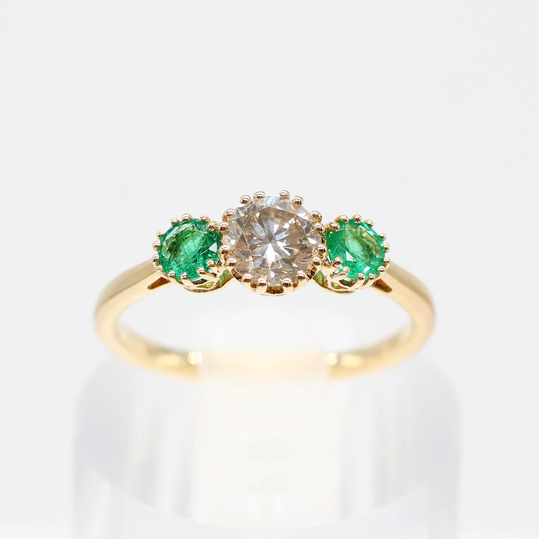 EMERALD & DIAMOND TRILOGY RING 18K.