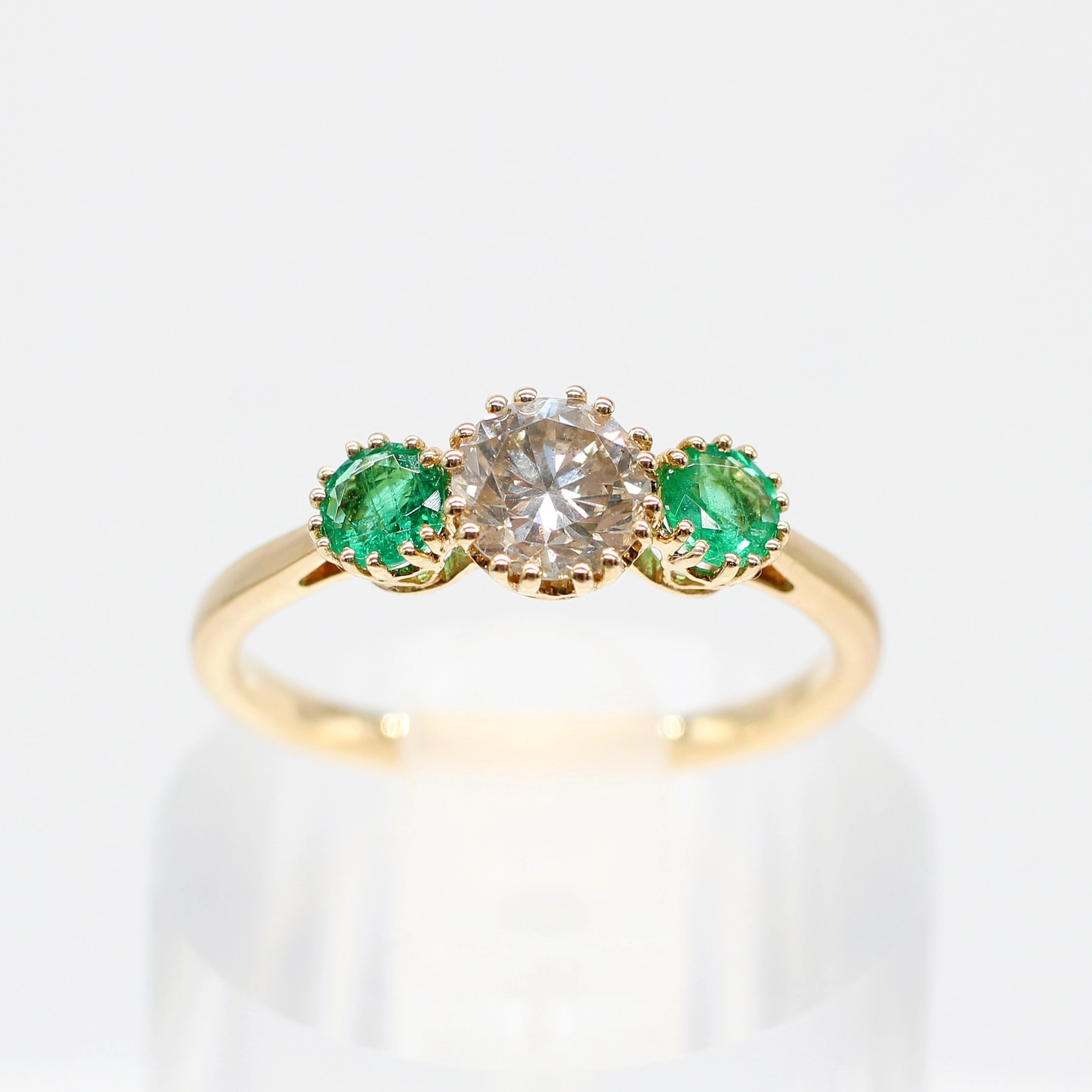 EMERALD & DIAMOND TRILOGY RING 18K.