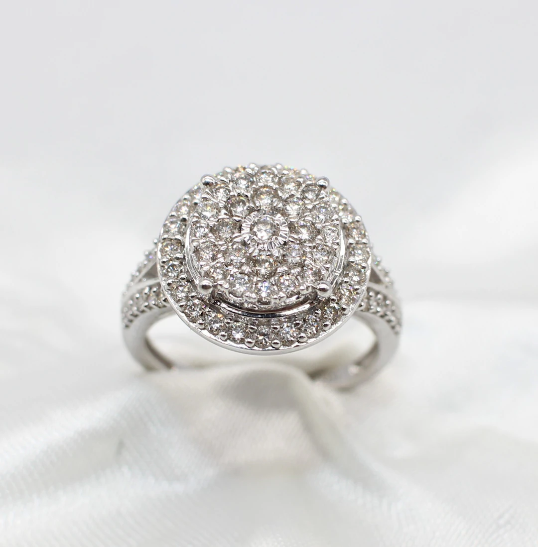 DIAMOND CLUSTER RING.