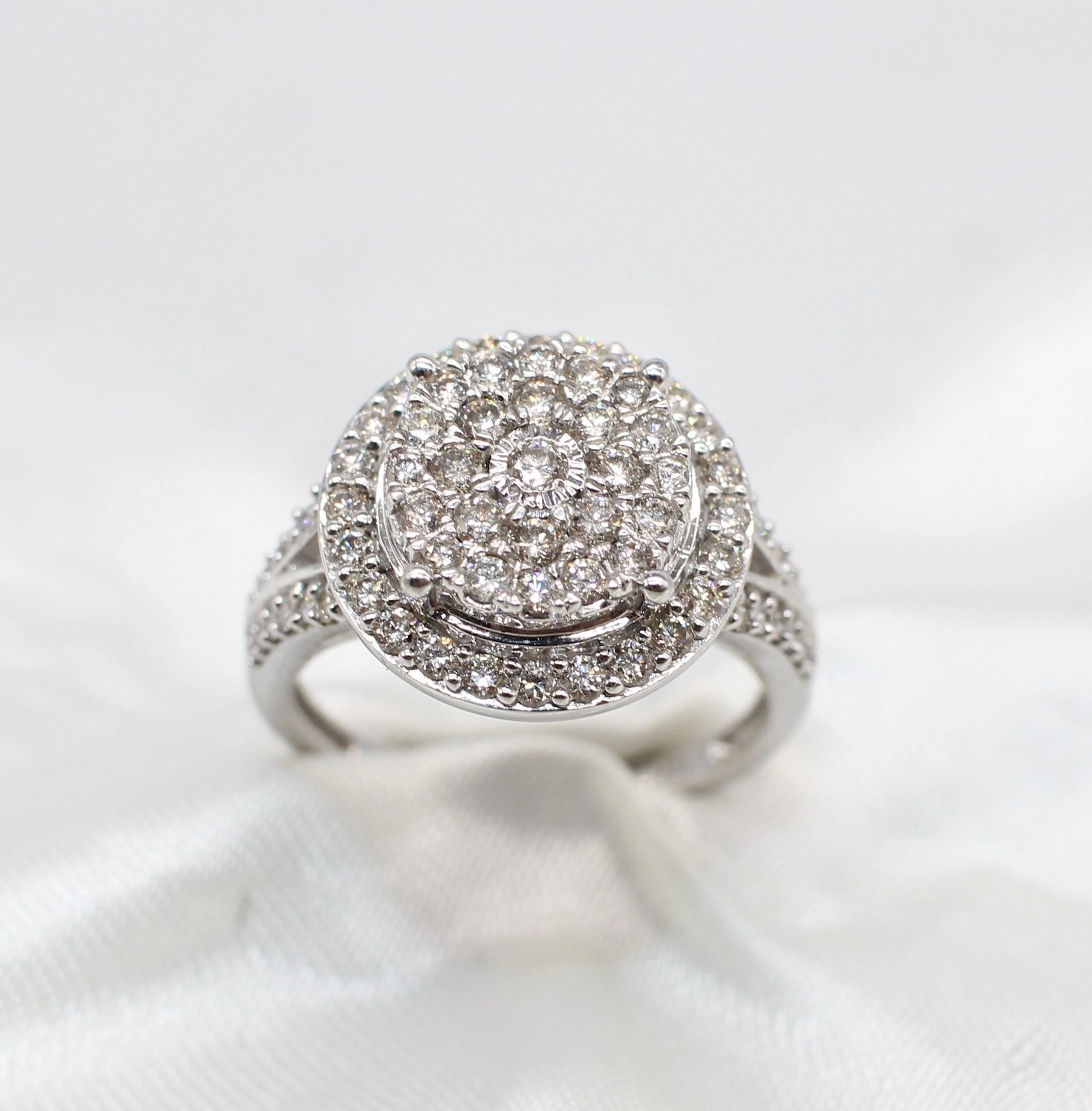 DIAMOND CLUSTER RING.