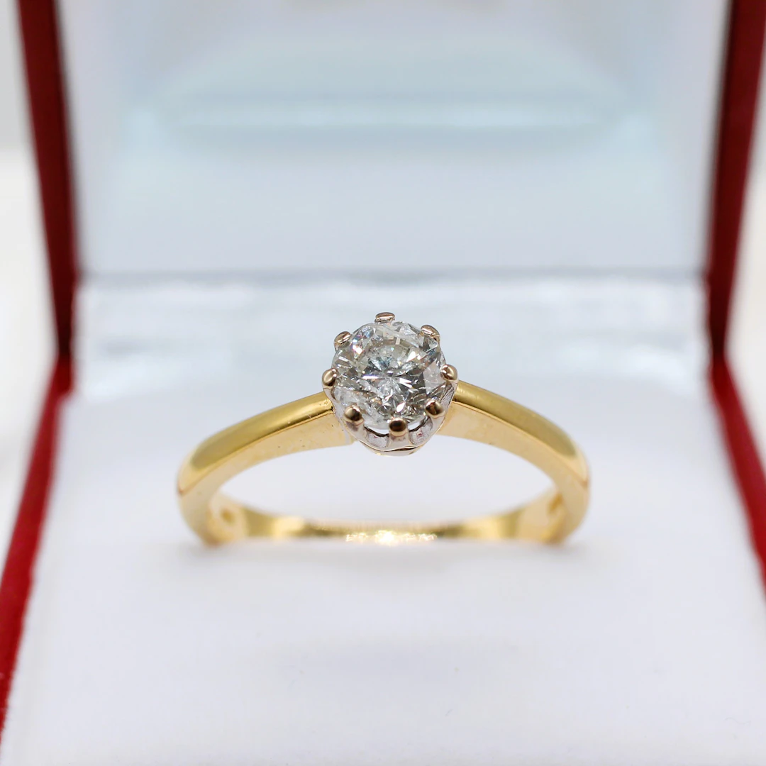 18K YELLOW GOLD SOLITAIRE DIAMOND RING.