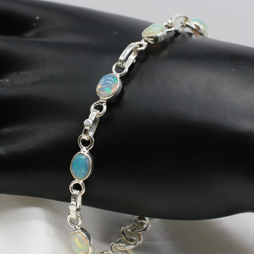 CABOCHON OPAL AND SILVER BRACELET.