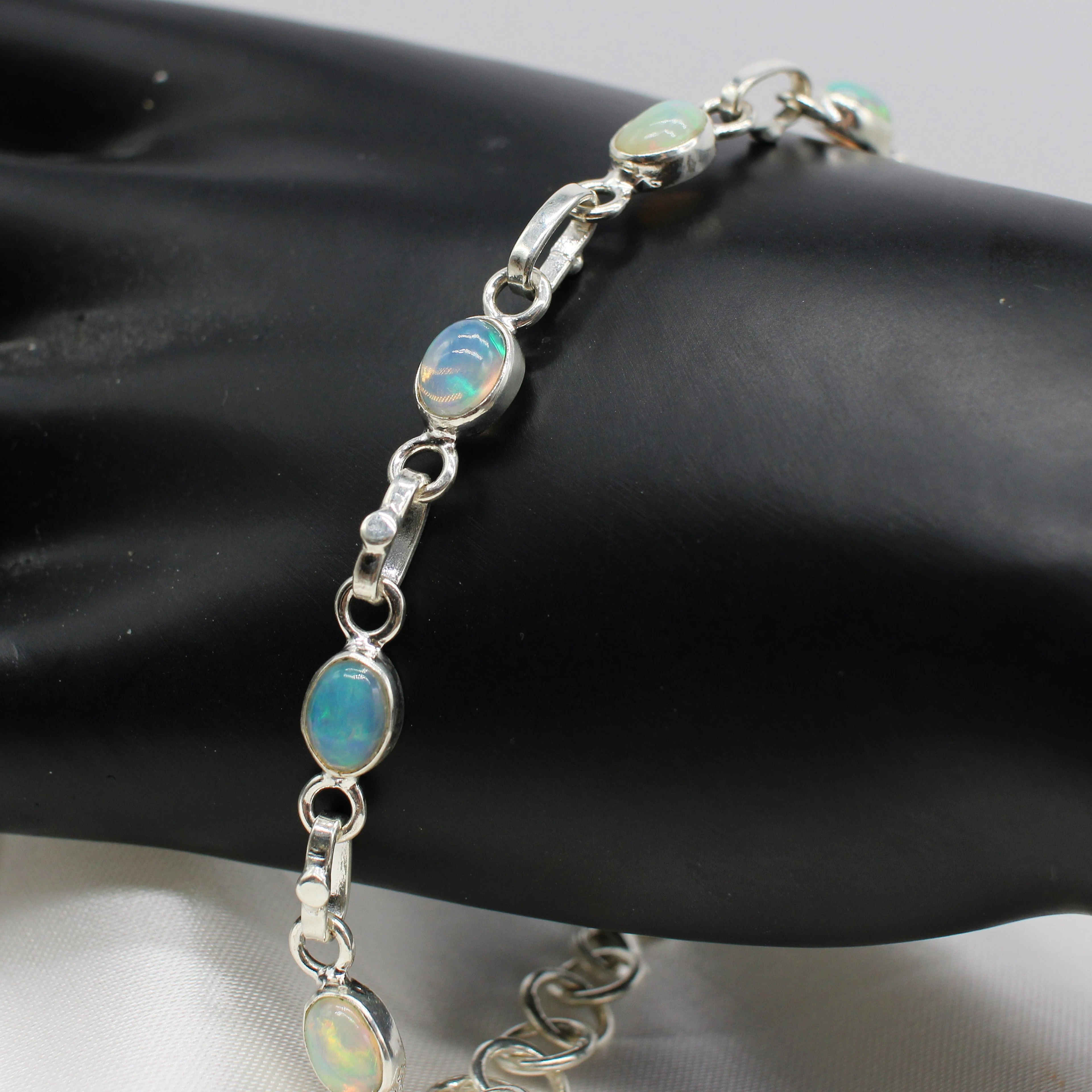 CABOCHON OPAL AND SILVER BRACELET.