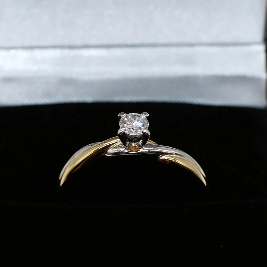 14K WHITE GOLD DIAMOND SOLITAIRE RING.