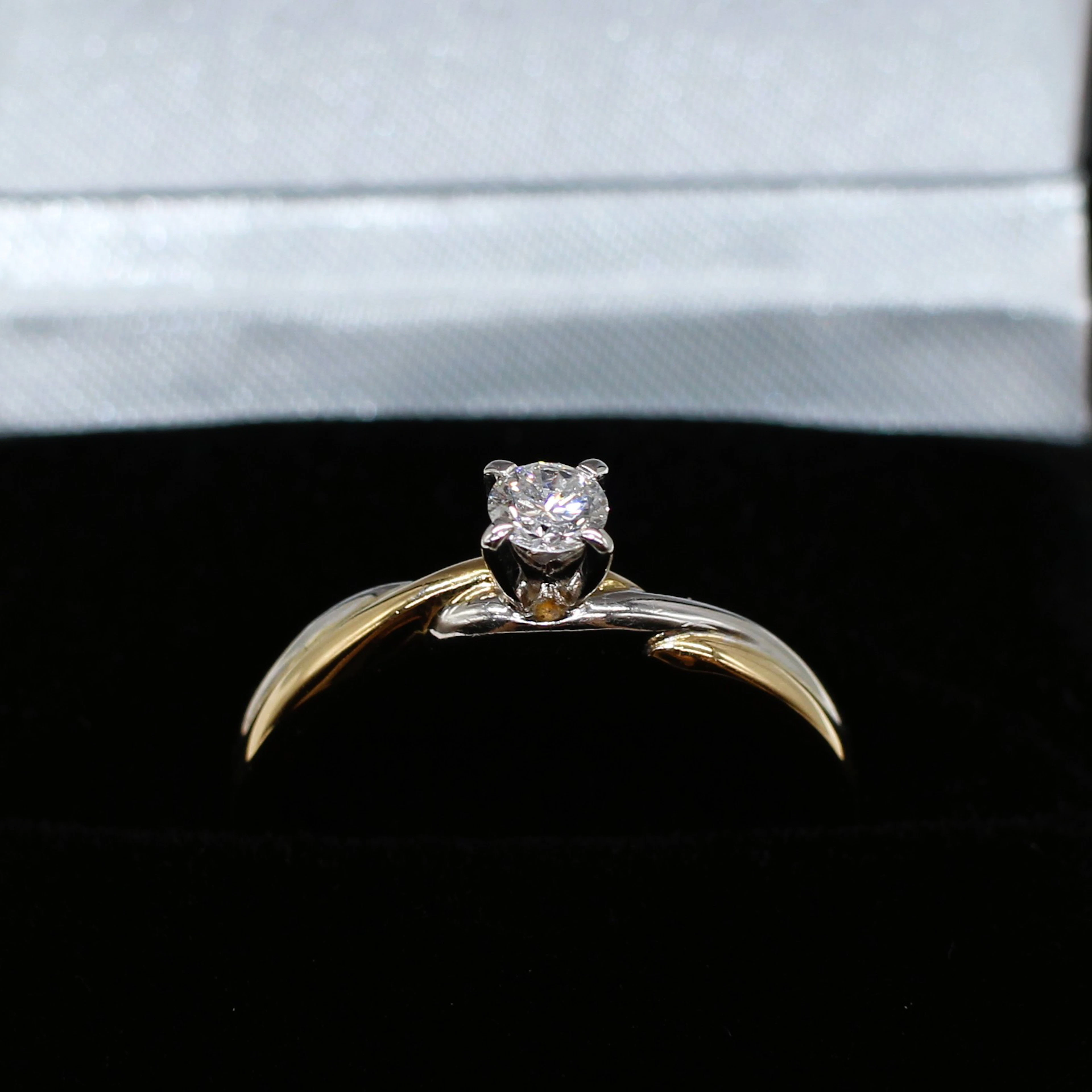 14K WHITE GOLD DIAMOND SOLITAIRE RING.