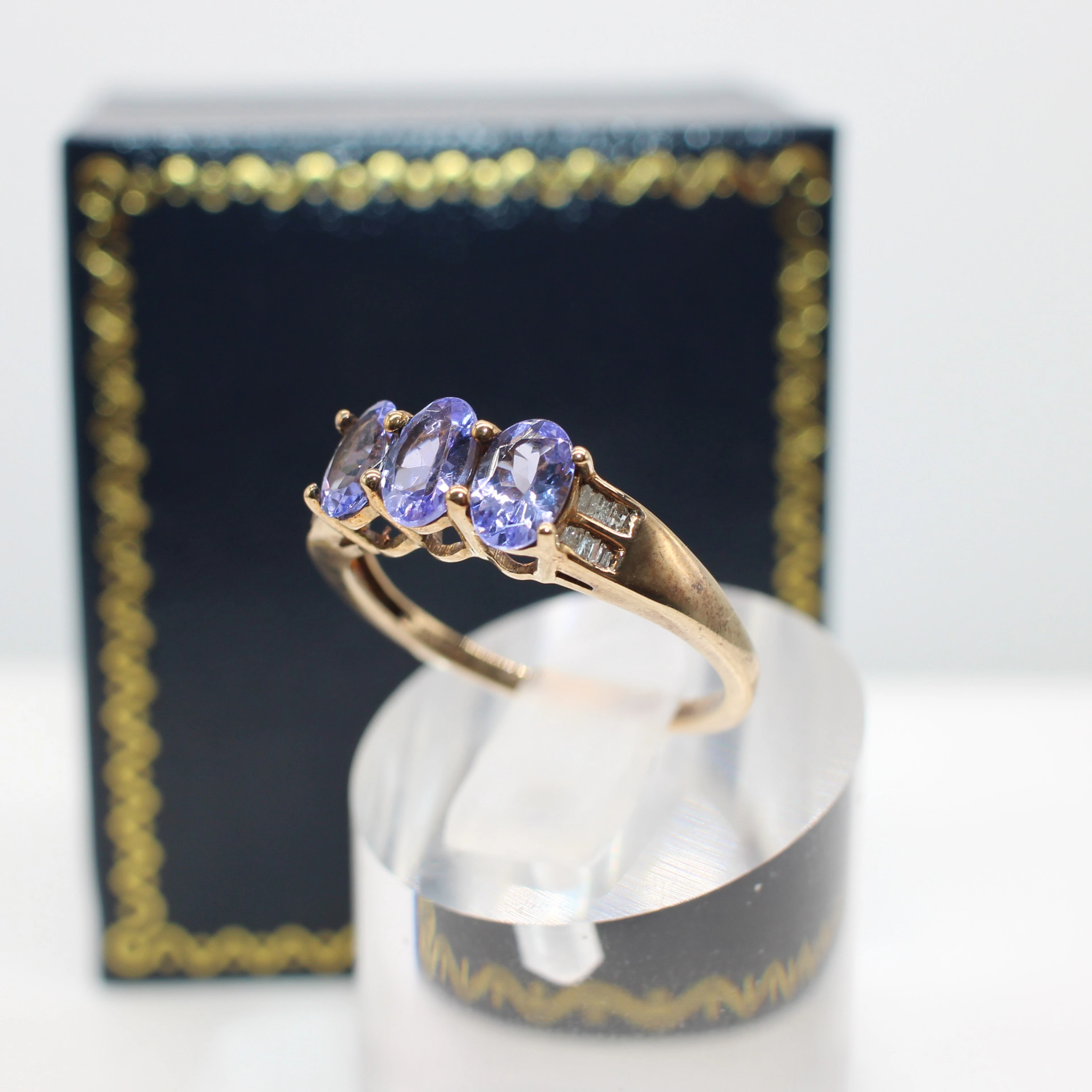 TANZANITE & DIAMOND RING.