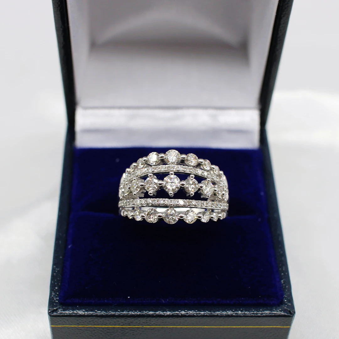IMPRESSIVE DIAMOND CLUSTER RING 1.50CT.