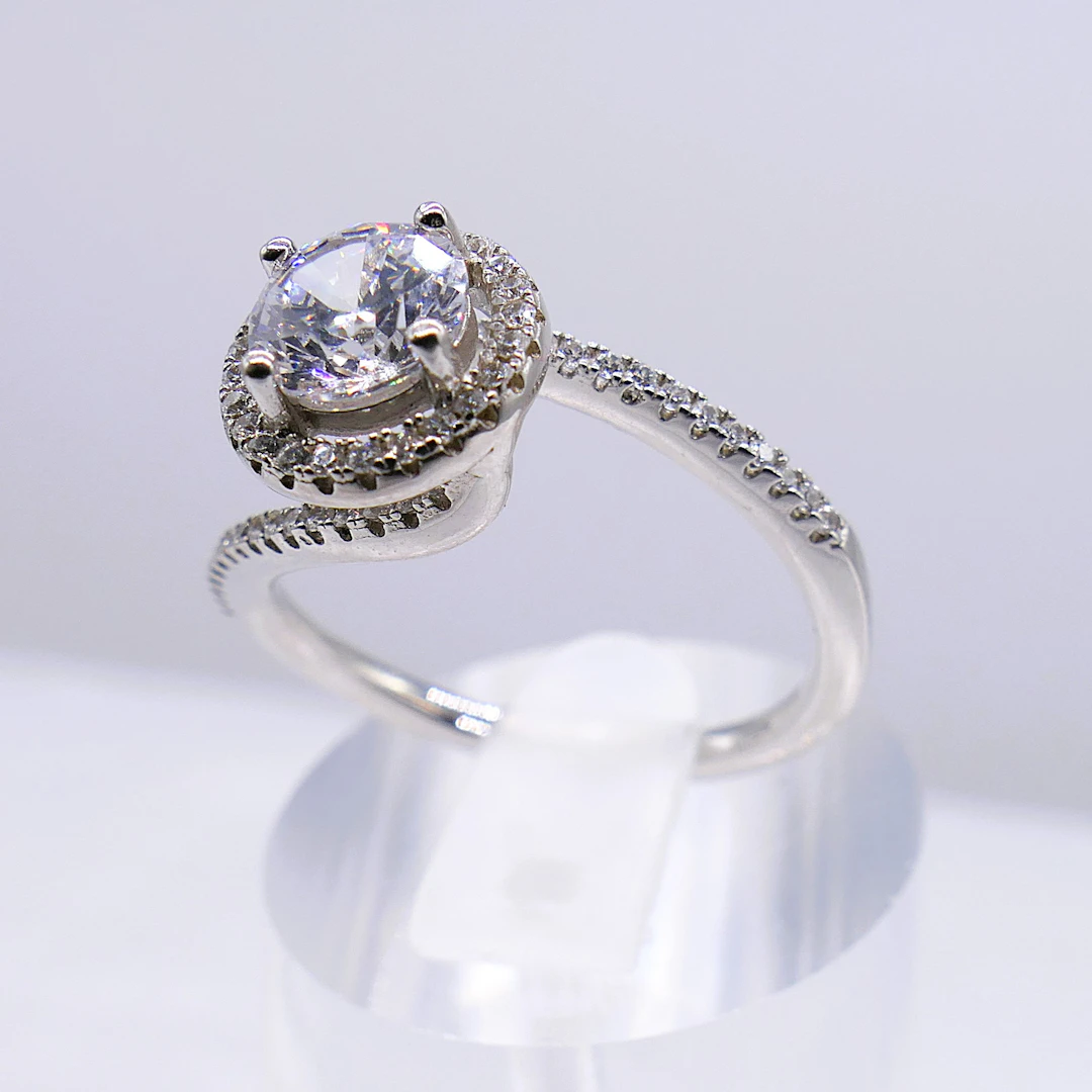 HALO RING WITH TWISTED SHOULDERS.