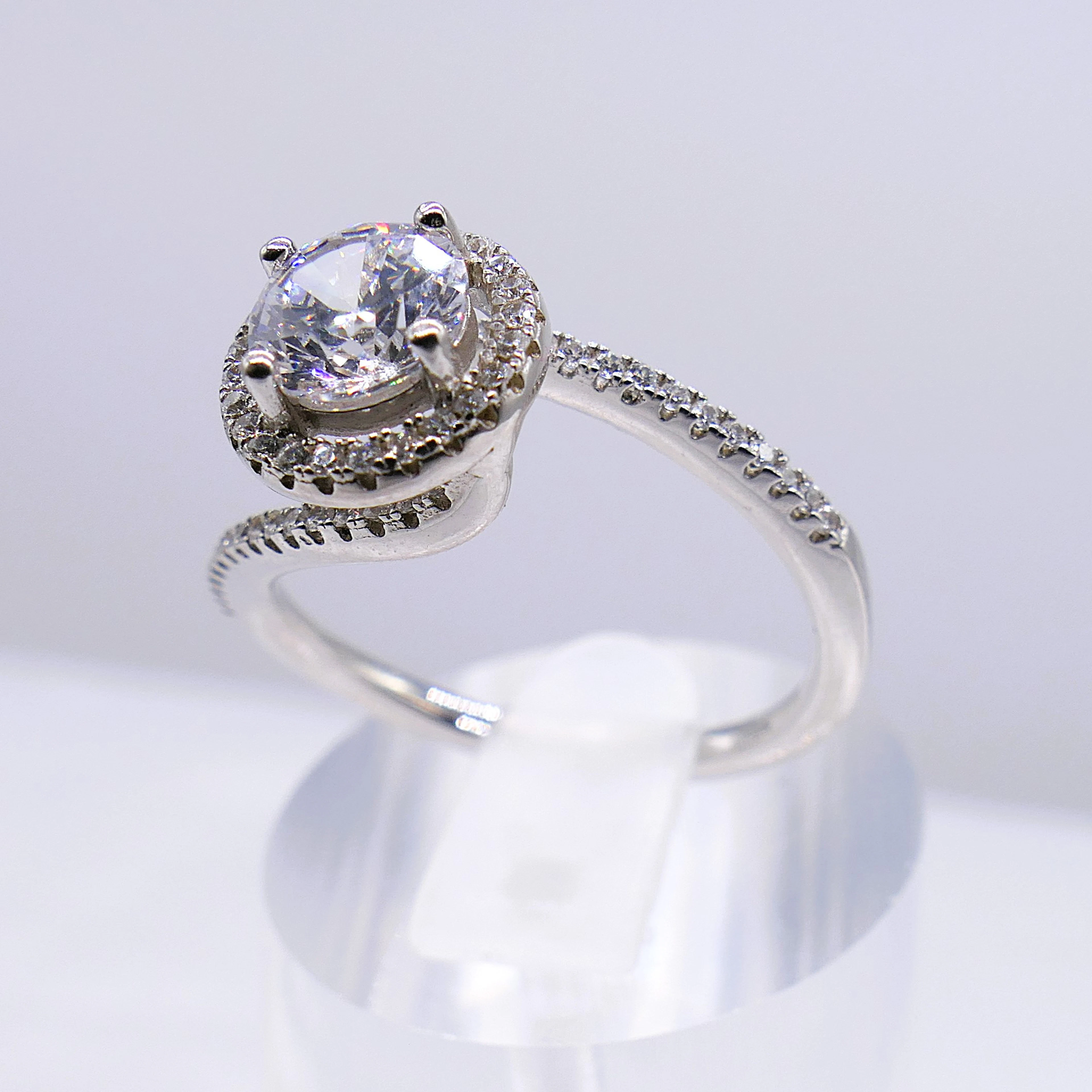 HALO RING WITH TWISTED SHOULDERS.