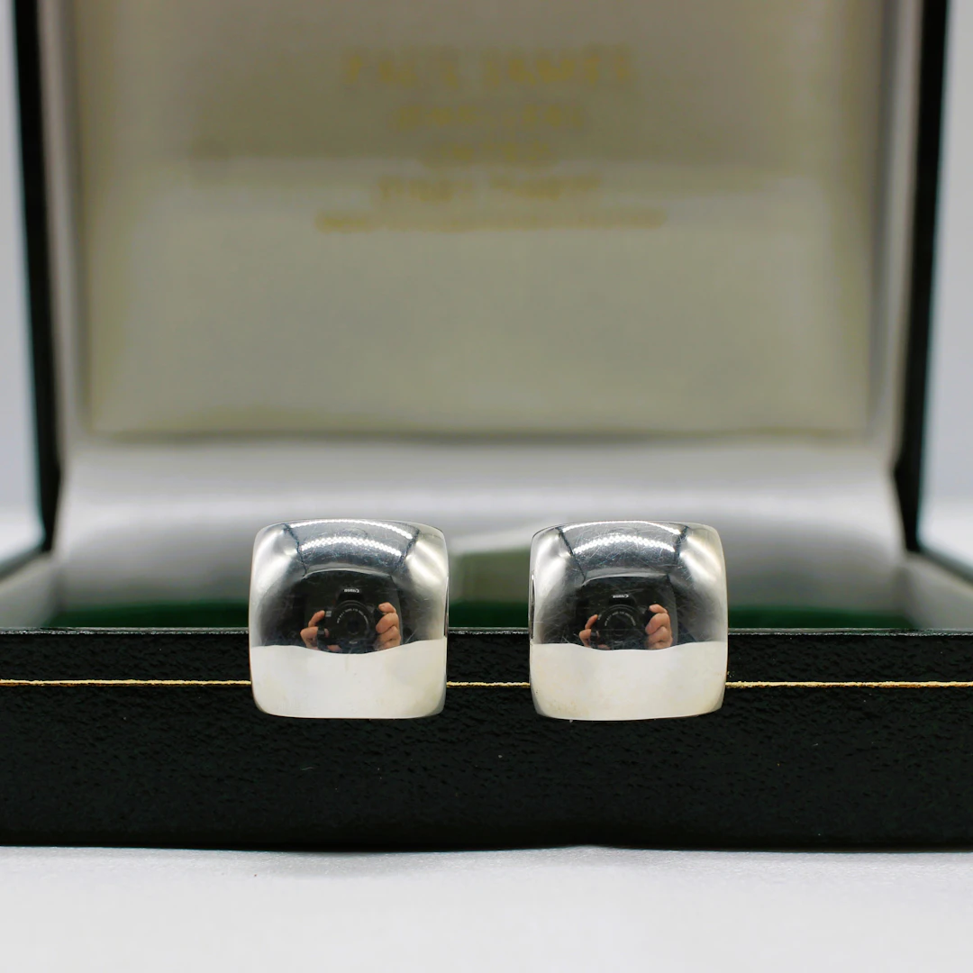 SOLID SILVER SQUARE CUFFLINKS.