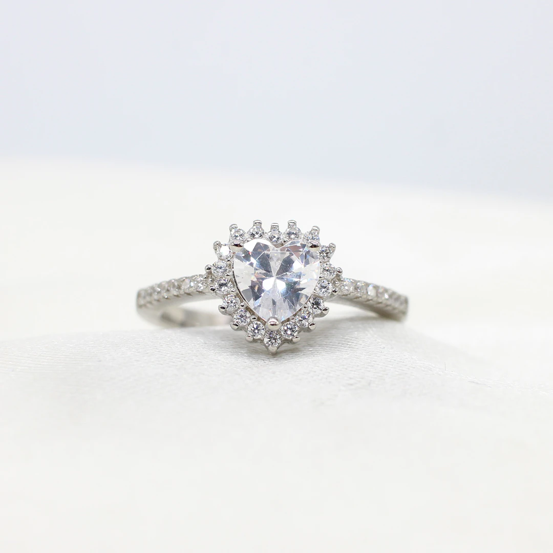 SILVER RING WITH HEART CUBIC ZIRCONIA.