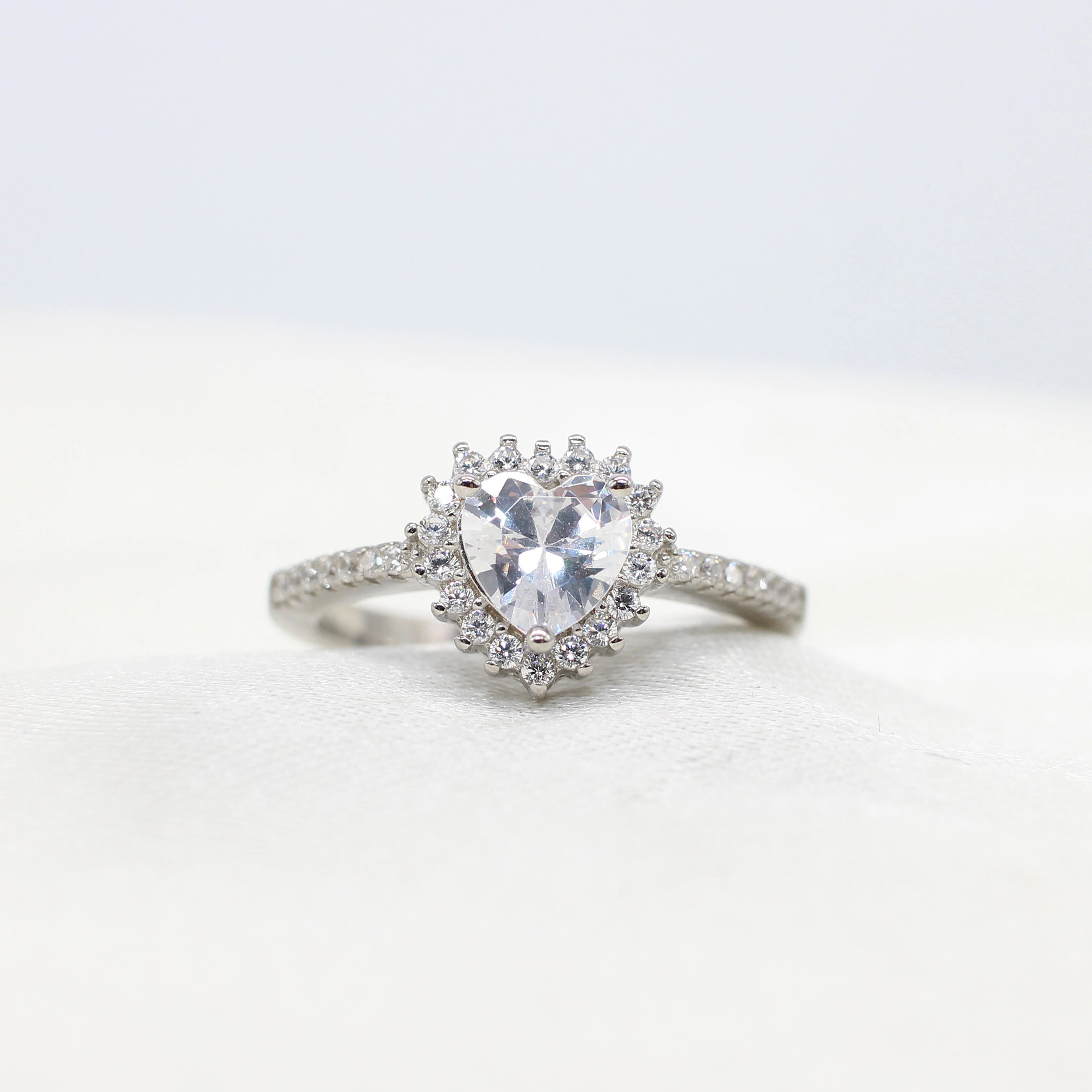 SILVER RING WITH HEART CUBIC ZIRCONIA.