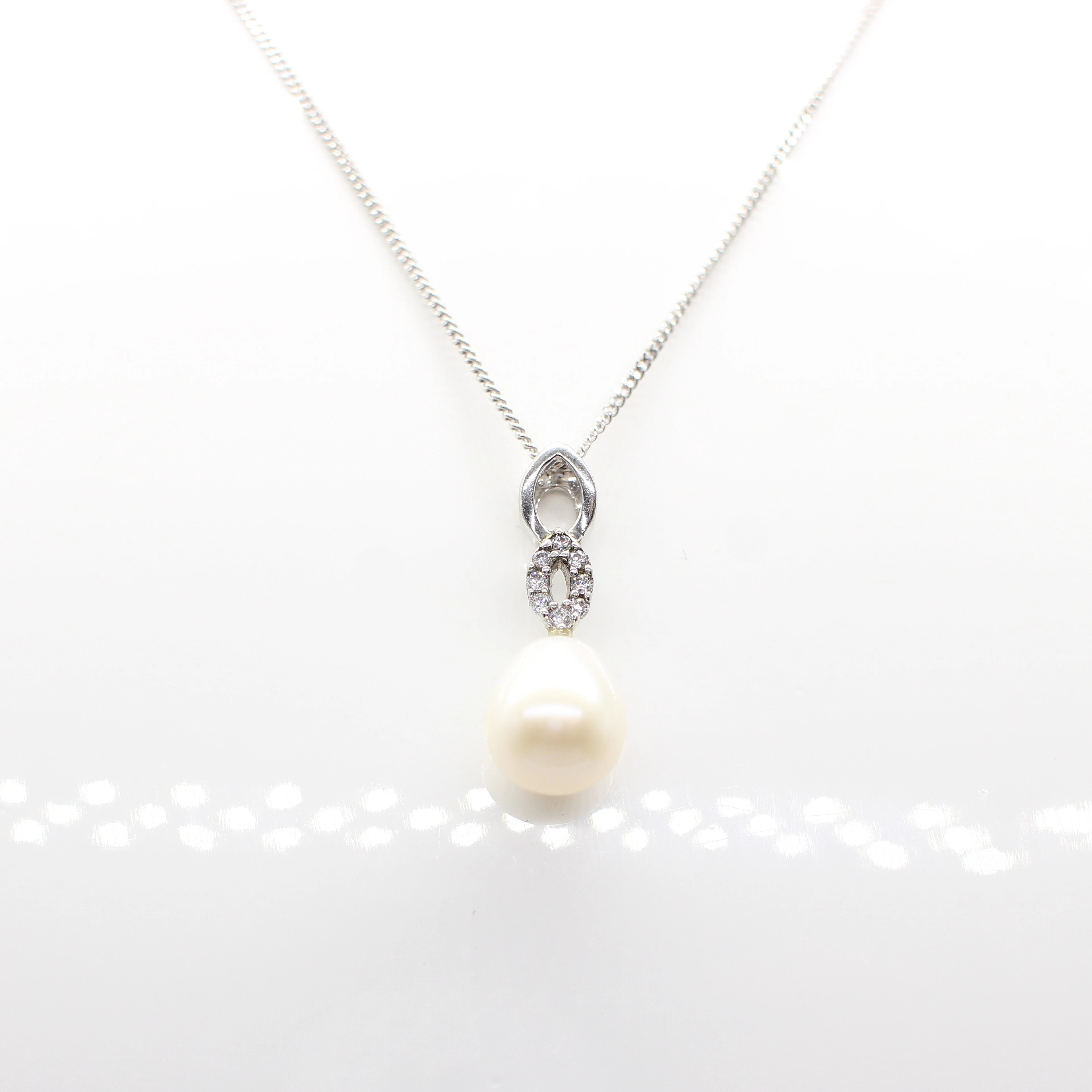 CULTURED PEARL & SILVER NECKLACE.