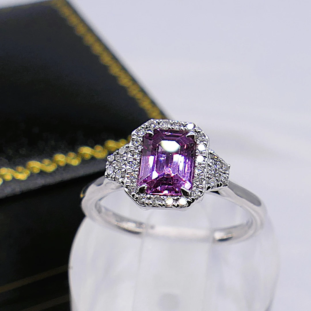 PINK SAPPHIRE AND DIAMOND RING.