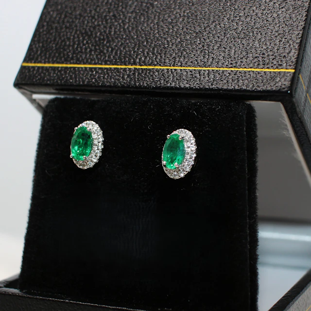 EMERALD & DIAMOND STUDS.