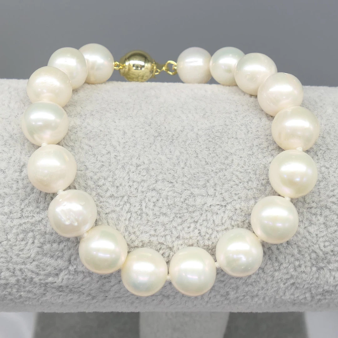 CULTURED PEARL BRACELET.