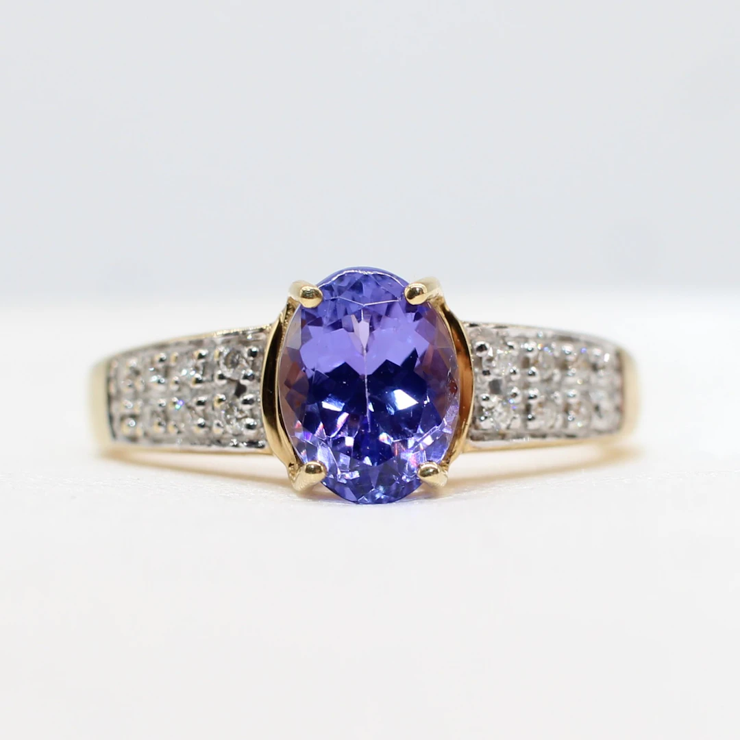 TANZANITE & DIAMOND RING.