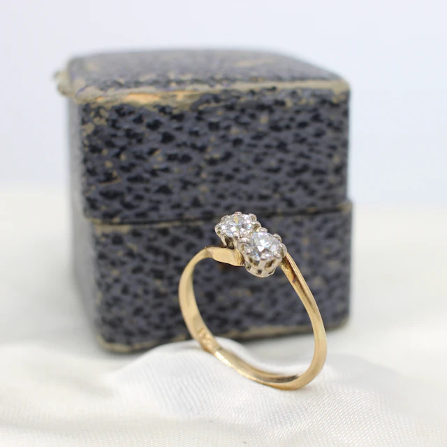 ANTIQUE DIAMOND RING.