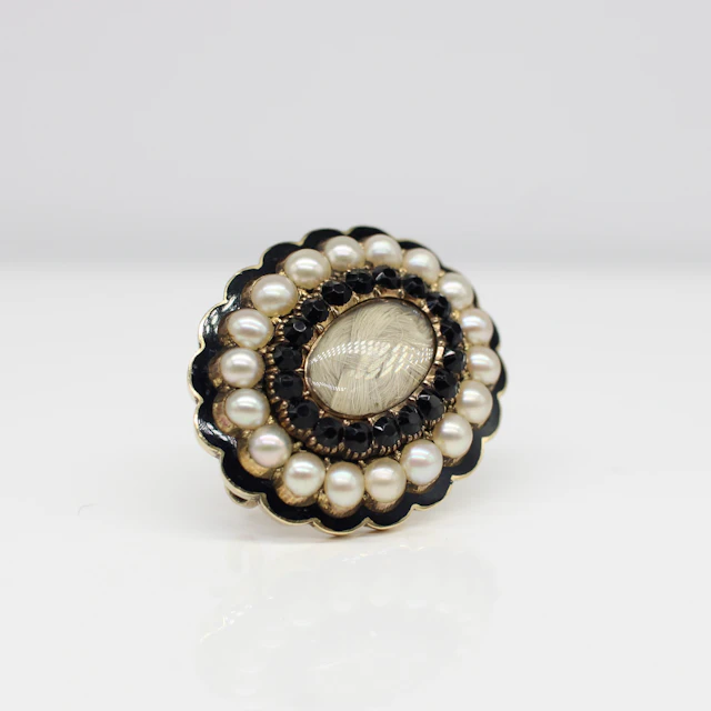 GEORGIAN MOURNING BROOCH.